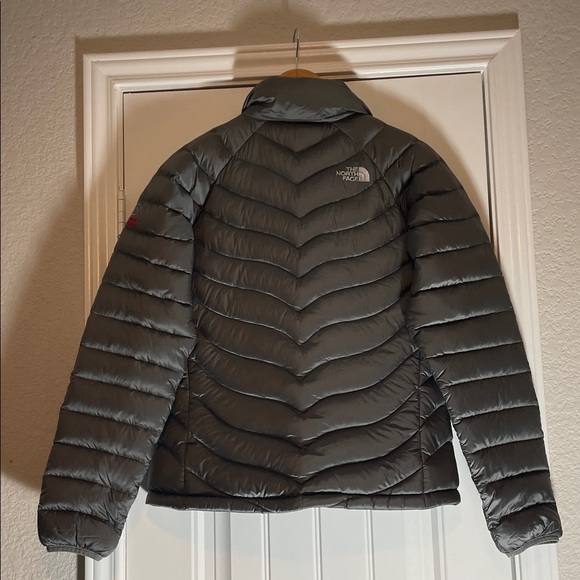 The North Face Women's Gray Quilted Down Puffer Jacket. Outdoor adventure size M - Picture 13 of 16
